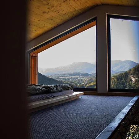 度假居 Panorama / Tinyhouse Podbrezova