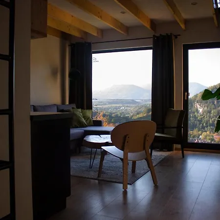 度假居 Panorama / Tinyhouse Podbrezova